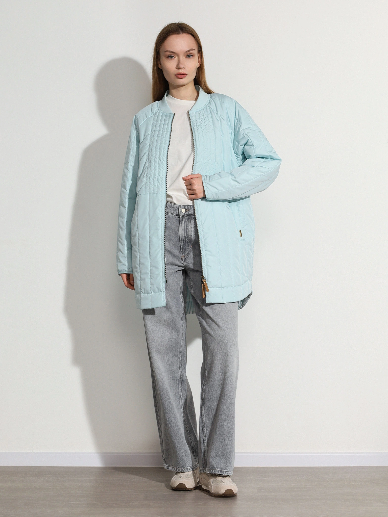 Пальто голубого цвета прямого кроя